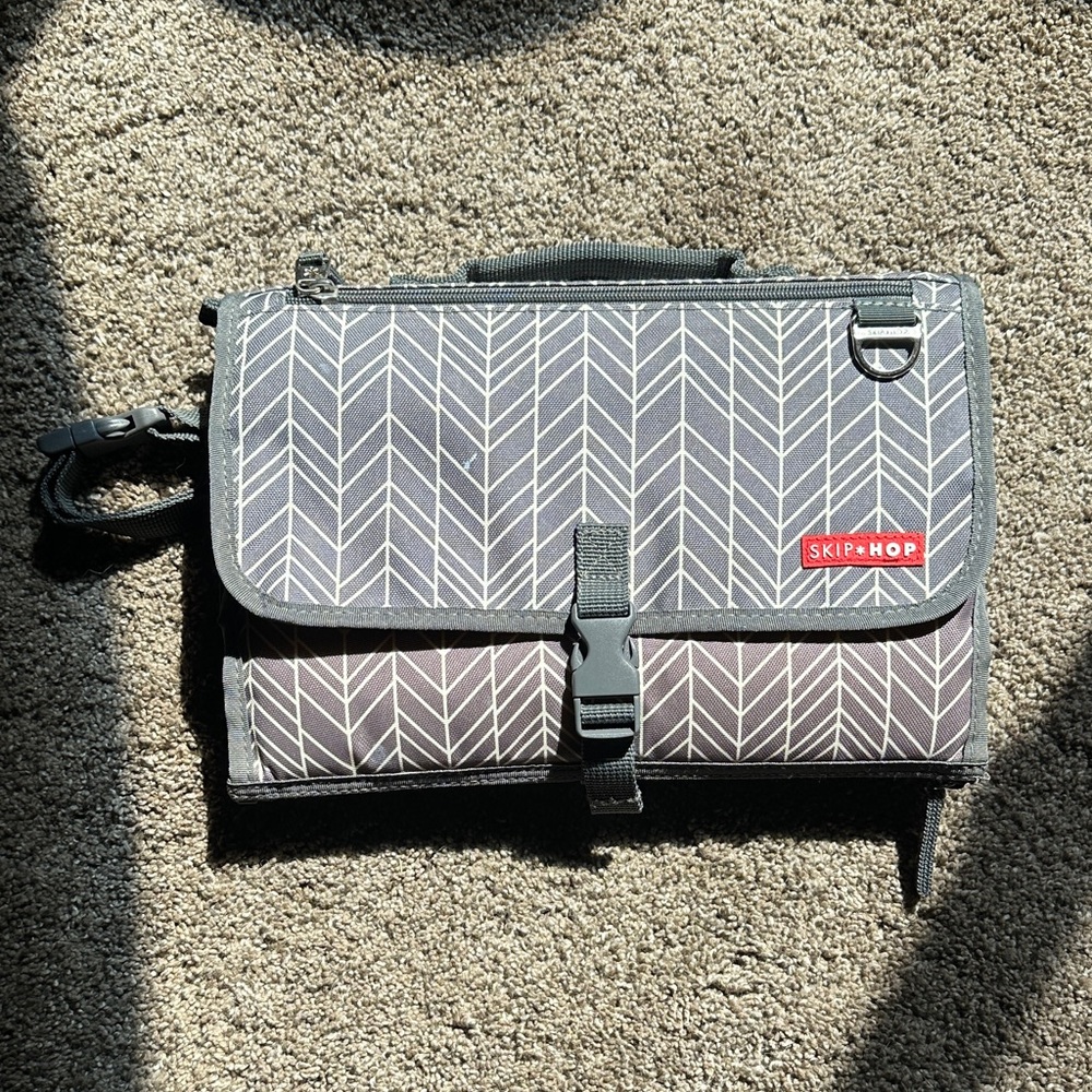 Skip Hop Pronto Portable Changing Mat, Gray and White.